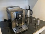 une cafetière posée sur le comptoir d'une cuisine