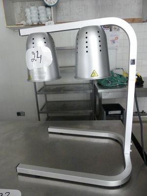 une table en métal sur laquelle sont posés deux casseroles, dans une cuisine