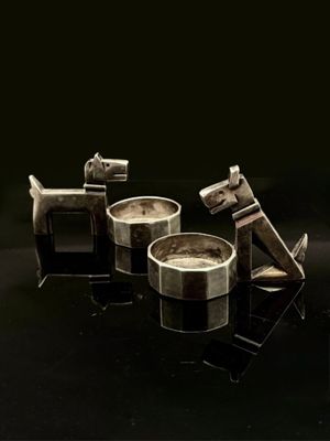 trois tasses posées sur une surface noire
