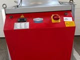 un gros plan d'une machine installée dans une pièce