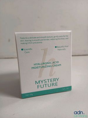 le pot de crème hydratante est posé sur le plan de travail