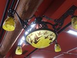 une lampe suspendue au plafond d'un restaurant