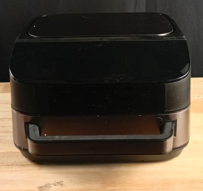 une photo d'un grille-pain posé sur une table en bois