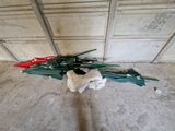 un parapluie cassé posé par terre dans un garage