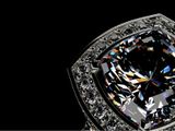 un gros plan d'une bague en diamant entourée de diamants