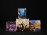 plusieurs jeux vidéo posés sur une table dont le plateau est noir