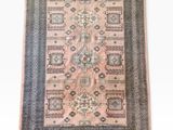 un tapis rose et noir sur fond blanc