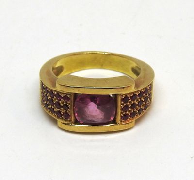 bague plaquée or ornée d'une pierre violette au centre