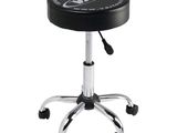 Le tabouret est noir et chromé, avec un logo blanc dessus.