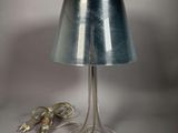 une lampe posée sur une table à côté d'un cordon