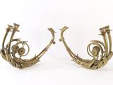 paire de chandeliers anciens en laiton sur fond blanc