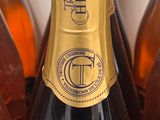 trois bouteilles d'alcool posées l'une à côté de l'autre sur une table