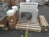 un climatiseur blanc posé sur une palette dans un entrepôt
