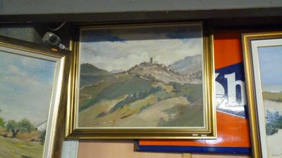 trois tableaux accrochés au mur d'une pièce
