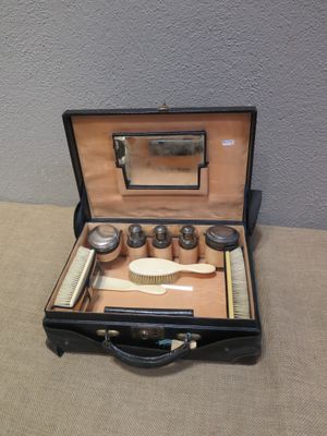 une valise contenant une brosse, un peigne et d'autres objets