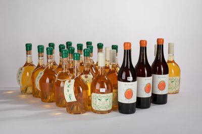 plusieurs bouteilles de vin sont alignées sur une surface blanche