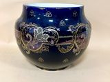 un vase bleu orné d'un motif bleu et doré