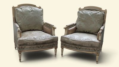 paire de fauteuils anciens avec coussins rembourrés