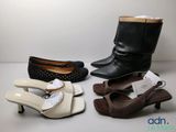 Trois paires de chaussures pour femmes sont alignées sur une table