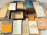 beaucoup de vieux livres posés ensemble sur une table