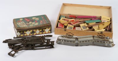 une boîte contenant un tas de rails de train et une boîte contenant un train