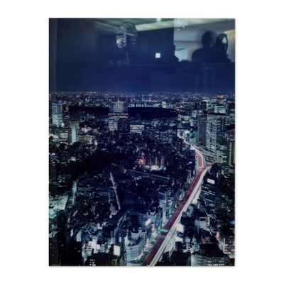 une vue nocturne de la ville depuis un gratte-ciel