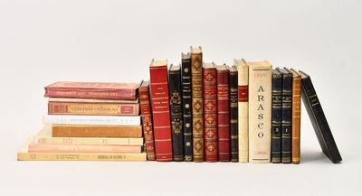 plusieurs livres sont empilés sur une surface blanche