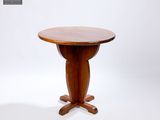 une petite table avec un plateau en bois sur fond blanc