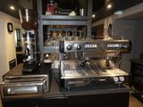 une photo d'une machine à café dans un café