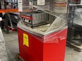 une photo d'une machine qui se trouve dans un entrepôt