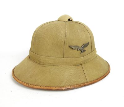 un vieux chapeau orné d'un oiseau sur le côté