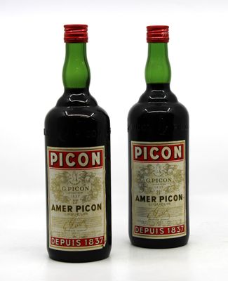 deux bouteilles d'alcool posées l'une à côté de l'autre sur une surface blanche