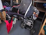 une poussette au milieu d'une pièce remplie de vêtements