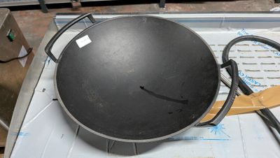 une grande poêle posée sur une cuisinière