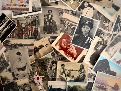 beaucoup de vieilles photos sur la table ensemble