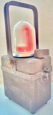 une valise posée sur une table, avec une lampe posée dessus