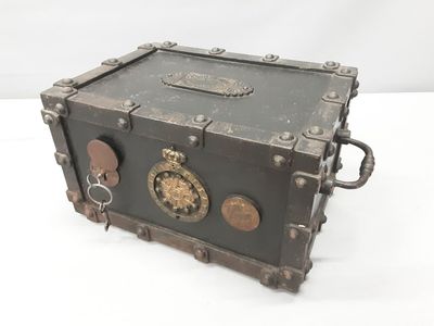 BAUCHE : coffre-fort en acier avec clef et légion d'honneur …