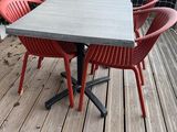 une table et des chaises sur la terrasse d'une maison