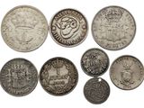 une image représentant un ensemble de pièces anciennes sur fond blanc
