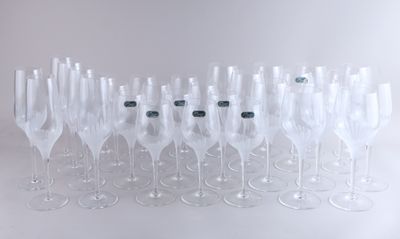 de nombreux verres à vin vides alignés sur une surface blanche