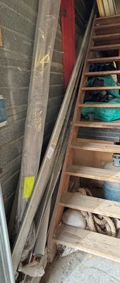 un tas de bois dans l'escalier du garage