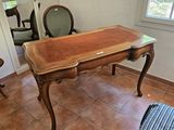 un bureau avec une chaise et un miroir dans une pièce