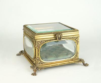 une boîte en verre surmontée d'un cadre doré
