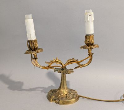 deux bougies posées sur une table