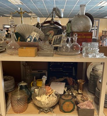 une étagère remplie d'objets en verre dans un magasin