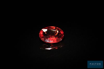 un losange rouge sur fond noir