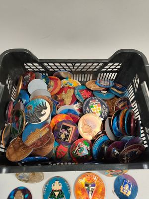 un panier rempli de boutons et d'aimants posé sur une table