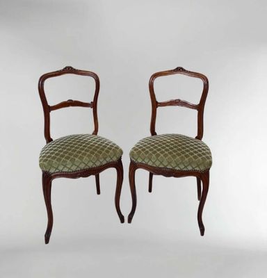 Paire de chaises en bois naturel mouluré et sculpté, à dossi…