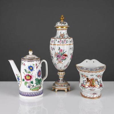 trois pièces de porcelaine sont posées sur une table blanche