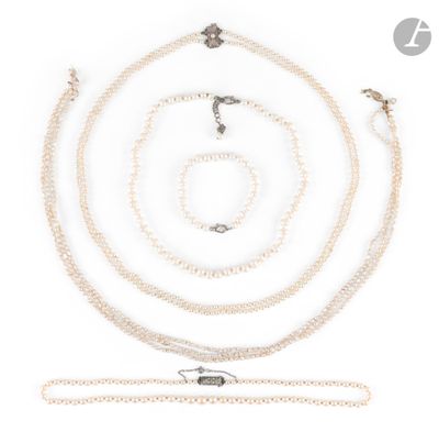 un gros plan d'un collier et d'un bracelet ornés de perles sur fond blanc
